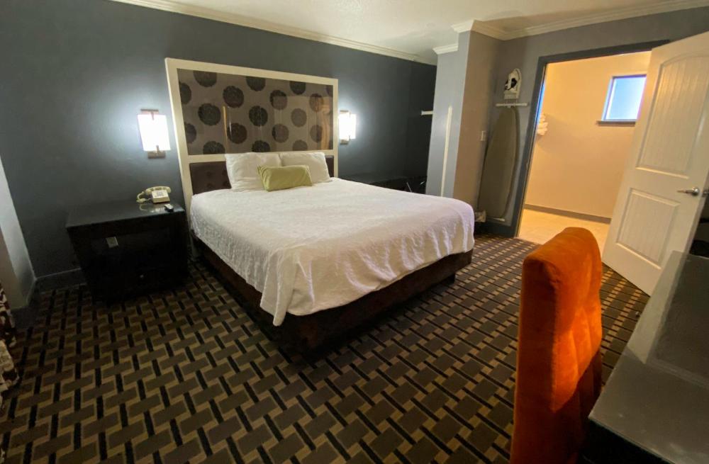 King Room - Non-Smoking interior